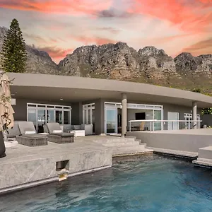 https://villa-ravensteyn-camps-bay-luxury-villa.hotels-capetown.com